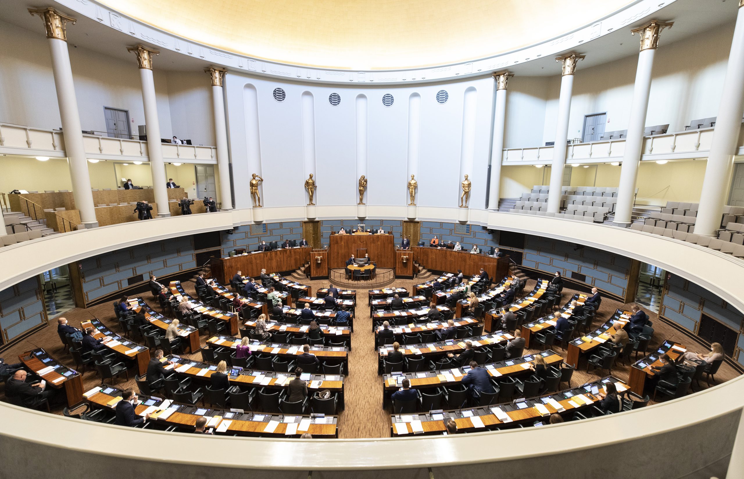 Eduskunnan täysistuntosali. Eduskuntatalon pyöreä sali, jossa täysistunnot pidetään.